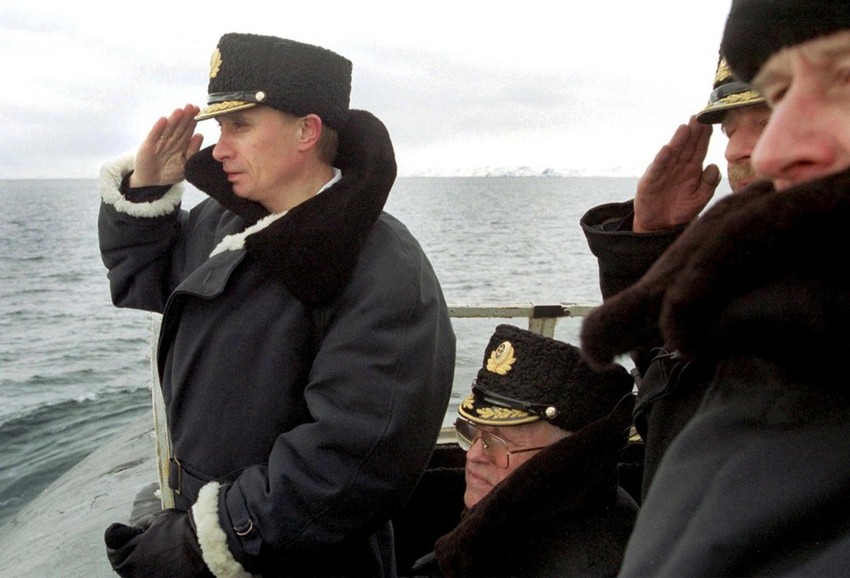 Vladimir Putin u podmornici Karelija u Barencovom moru kod Severnomorska posmatra vežbe Severne Flote 6. aprila 2000.
