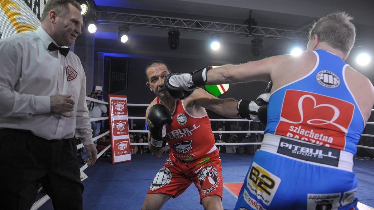 Pomysłodawca i założyciel Stowarzyszenia Wiosna, ks. Jacek Stryczek (L) podczas walki z zapaśnikiem Andrzejem Supronem (P) w Legia Fight Club w Warszawie. Ksiądz Jacek Stryczek i Andrzej Supron zmierzyli się w ringu w ramach charytatywnej Gali Biznes Boxing Polska. Dochód z imprezy zostanie przekazany na rzecz Szlachetnej Paczki. 