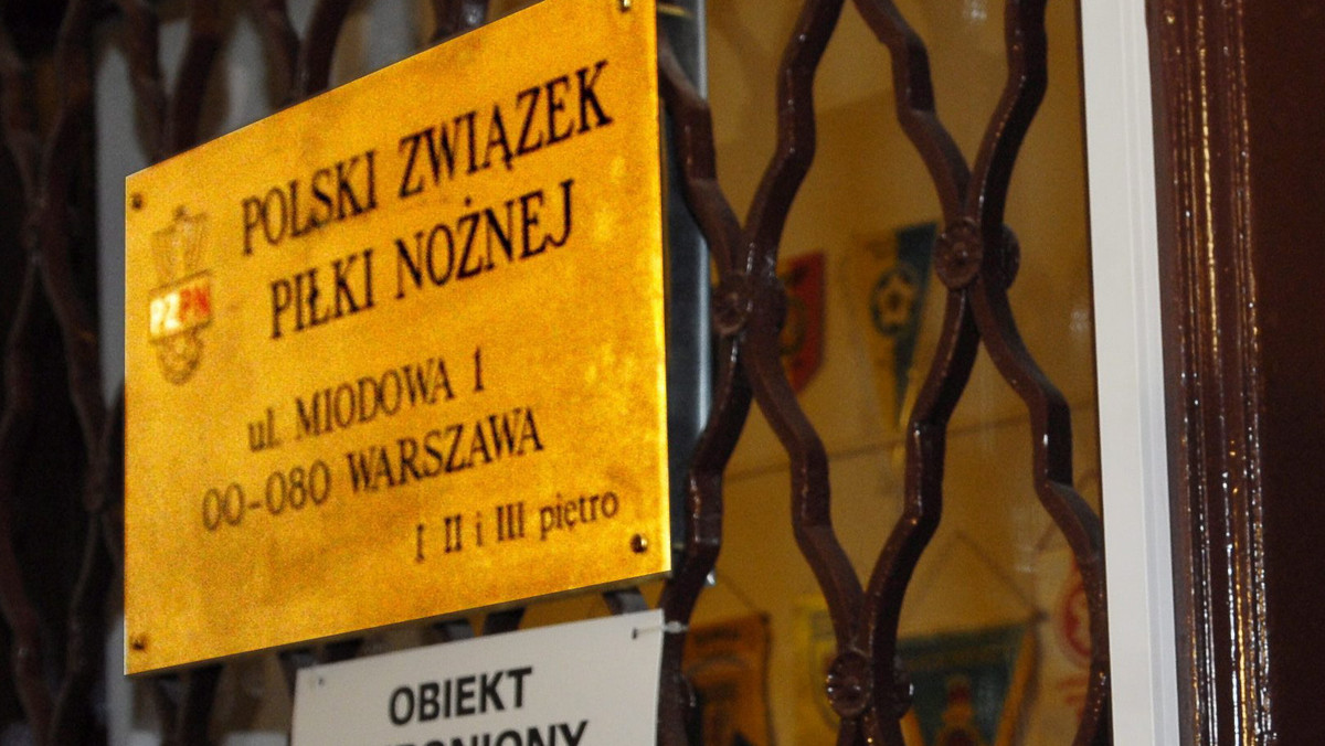 Piłkarze i trenerzy II ligi krytykują PZPN za ustalanie terminów spotkań 33. kolejki. Zawodnikom nie podobał się fakt, że musieli rozgrywać swoje mecze o godz. 14:00, kiedy... panowały olbrzymie upały.