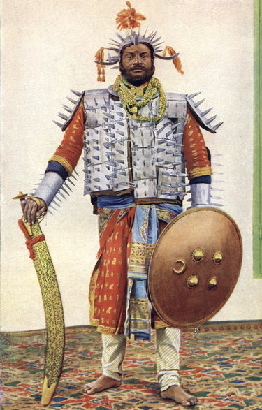 Jego Wielebność Najwyższy Kat byłego książęcego stanu Rewah w środkowych Indiach, z dużym mieczem egzekucyjnym — Tegha, w 1898 r.