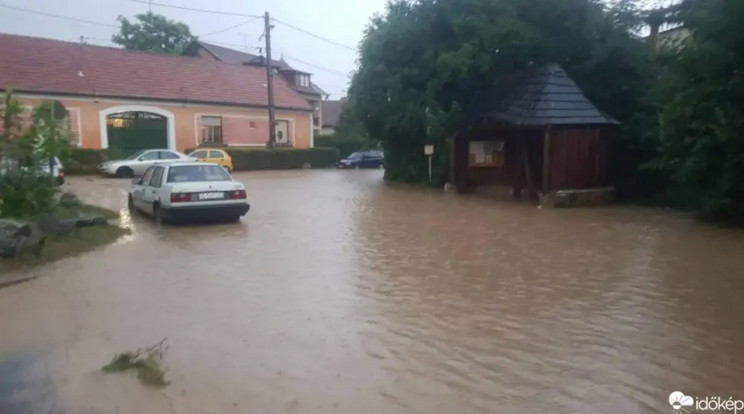 Pilisborosjenőn is gondot okozott az utcai áradás /Fotó: Időkép