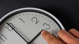 koniec ze zmianą czasu – co nas czeka? latem poranki zaczynać się będą o godzinie 3 lub zimą o godzinie 9