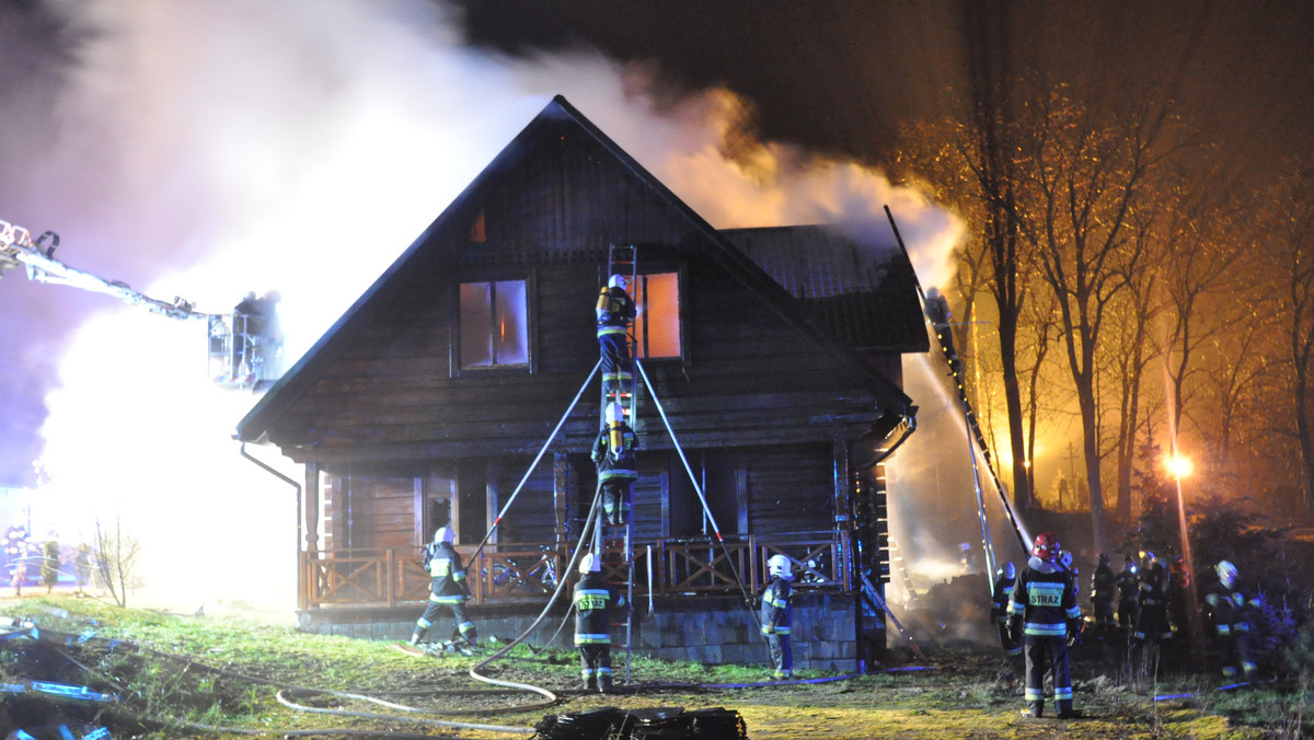 Kilkanaście godzin trwała akcja gaszenia drewnianego budynku mieszkalnego należącego do kościoła prawosławnego w Ługach w gminie Dobiegniew.