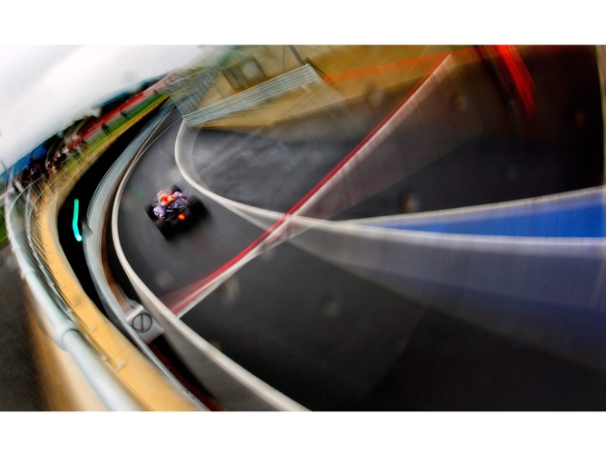 Kierowca Formuły 1 Sebastian Vettel na torze w Northamptonshire w Wielkiej Brytanii