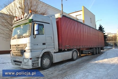 Gdy celnicy zdjęli zabezpieczające towar plomby okazało się, że zamiast ładunku materiałów budowlanych w naczepie, która jak się okazało została skradziona w połowie stycznia w Polsce, znajdowały się dwa luksusowe samochody utracone na terenie Niemiec.