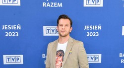 Aktor "Komisarza Alexa" wspiera społeczność LGBT. Na ramówce TVP pozował z tęczową przypinką