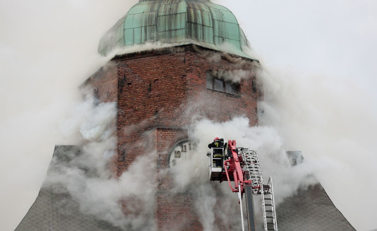 Strażacy walczą z pożarem katedry w Gorzowie Wielkopolskim