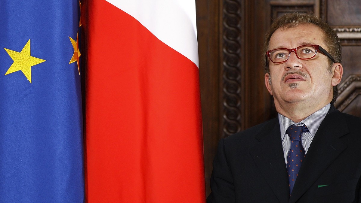 Minister spraw wewnętrznych Włoch Roberto Maroni nie wykluczył, że włoscy anarchiści, powiązani z ekstremistami z Grecji, mogą stać za wysłaniem paczek z materiałami wybuchowymi, między innymi do premiera Silvio Berlusconiego i kanclerz Angeli Merkel.