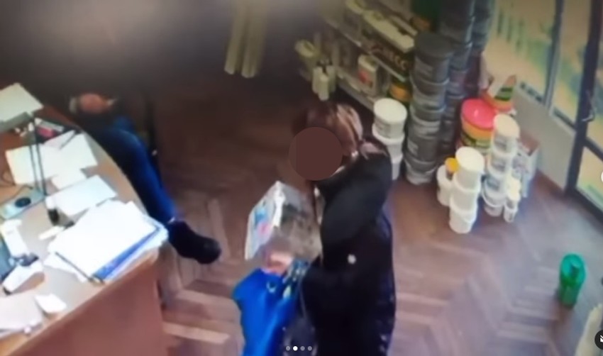 Žena ide sa kutijom i traži novac u ime bolesnog dečaka