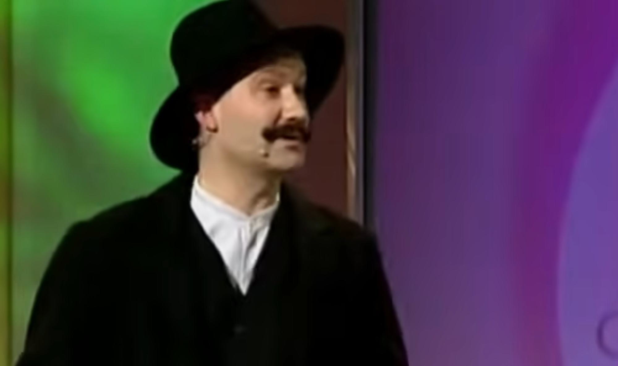 Andy Kraus ako Lászlo Komárom.