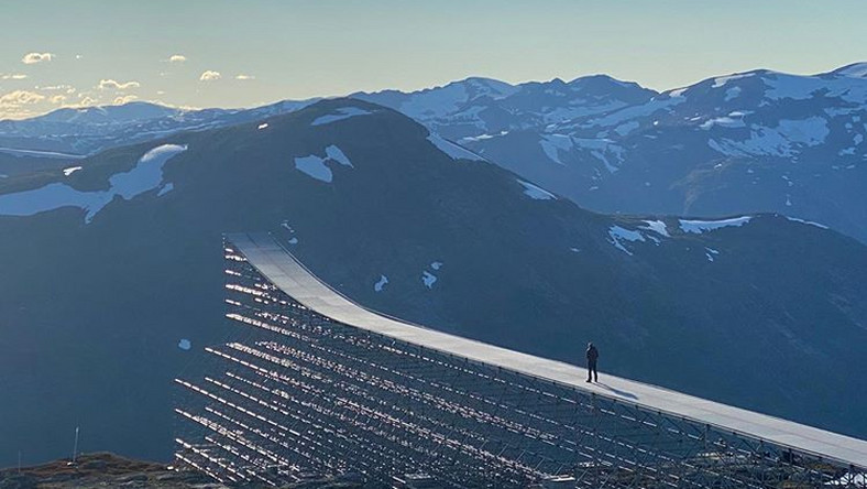 Ekipa "Mission: Impossible 7" czekała kilka dni na idealne warunki pogodowe do nakręcenia spektakularnej sceny z udziałem Toma Cruise'a. W niedzielę hollywoodzki gwiazdor wyskoczył rozpędzonym motocyklem z gigantycznej rampy wybudowanej na skraju góry Helsetkopen (1246 m n.p.m.) w Norwegii.