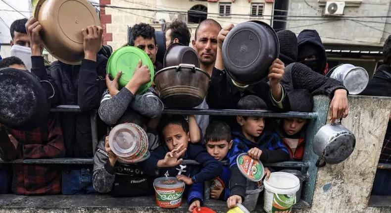 Des-enfants-palestiniens-attendent-de-pouvoir-récupérer-de-la-nourriture-le-23-décembre-2023-à-Rafah