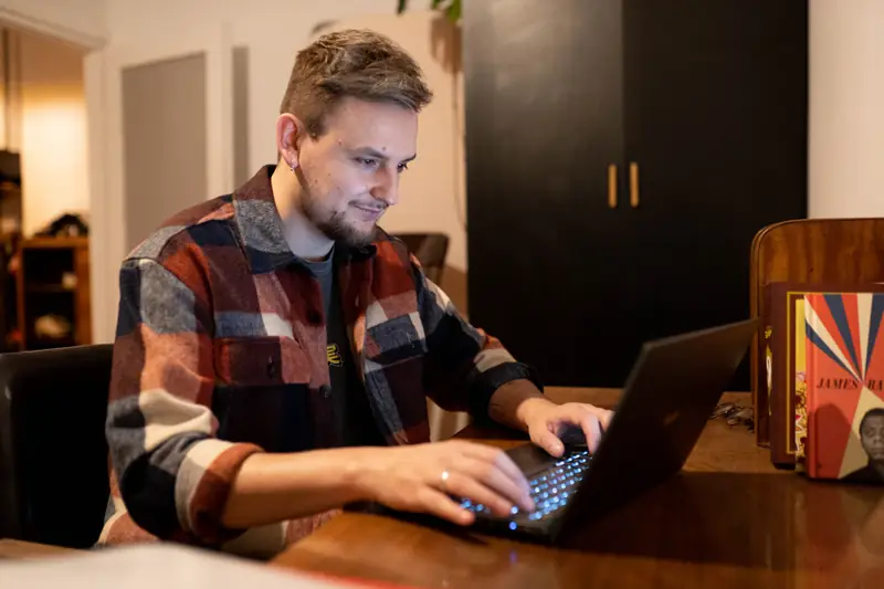 W codziennej pracy nad festiwalem przydaje się kamera i szybkie połączenie z internetem, foto: Dominik Czerny