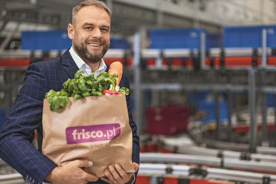 Studiował marketing polityczny, zaczynał jako doradca kredytowy. Dziś czas zajmuje mu wymyślanie, jak najszybciej dostarczać zakupy do domów Polaków, bo na rynku e-grocery trwa zacięta walka               o udziały