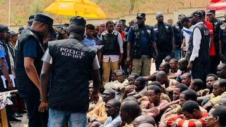 Alleged robbers caught after raiding communities in Lagos in lockdown season (Twitter: @NajeebBello)