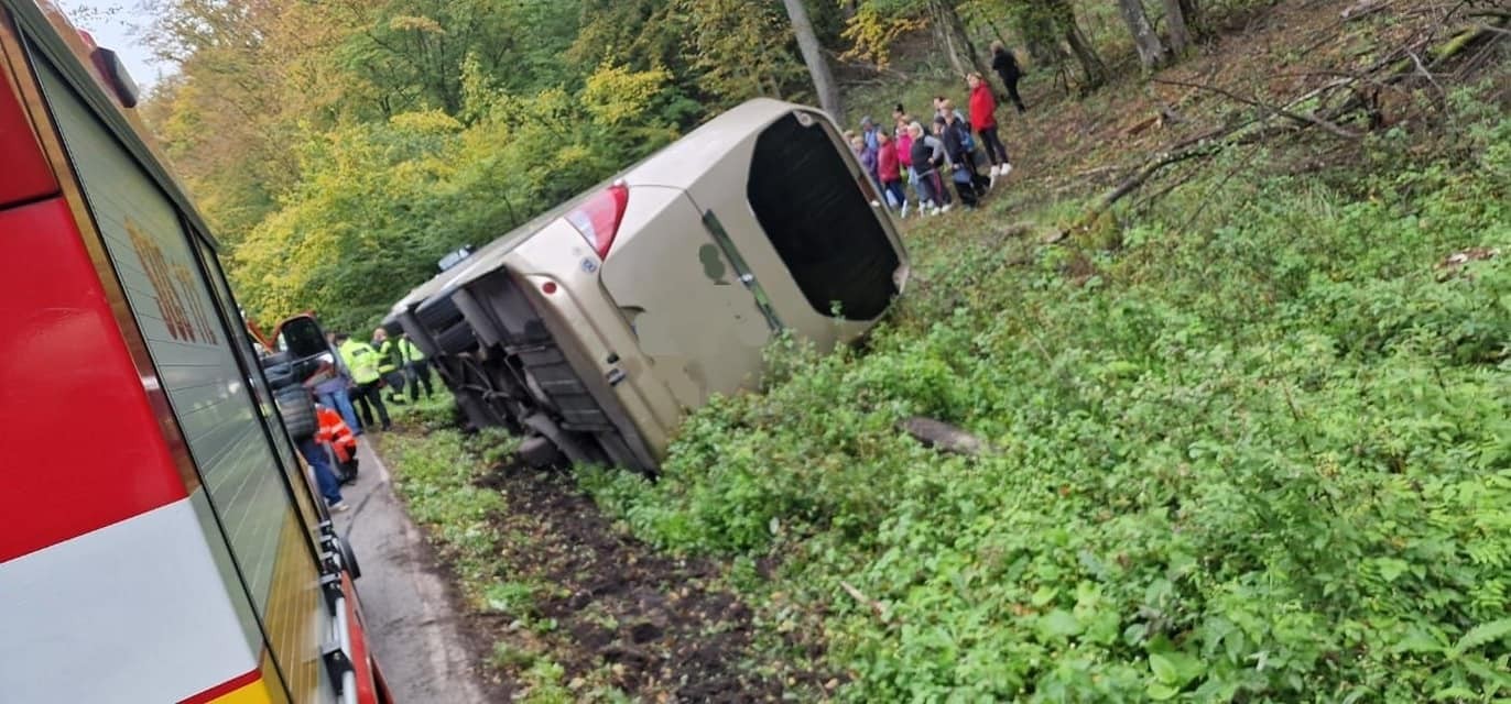 Nehoda autobusu v okrese Levice. 
