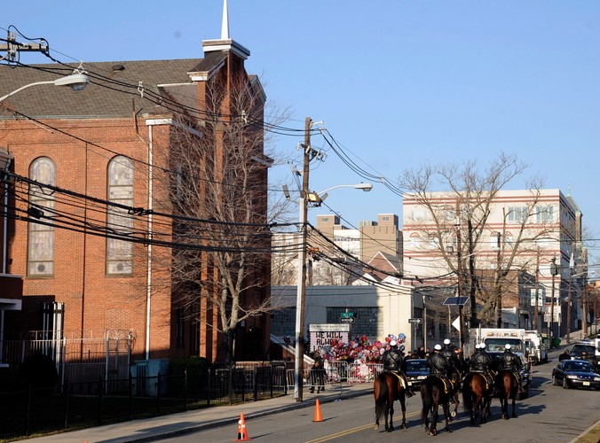 Transmisję z pogrzebu Whitney Houston będzie można śledzić przez internet. Ale fani i tak gromadzą się na ulicach wokół kościoła