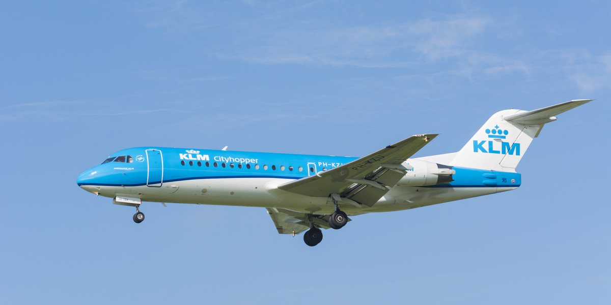 Holenderski KLM to jeden z przewoźników, którzy mimo zakazu lotów międzynarodowych do i z Polski, może nadal wykonywać rejsy pod pewnymi warunkami. 