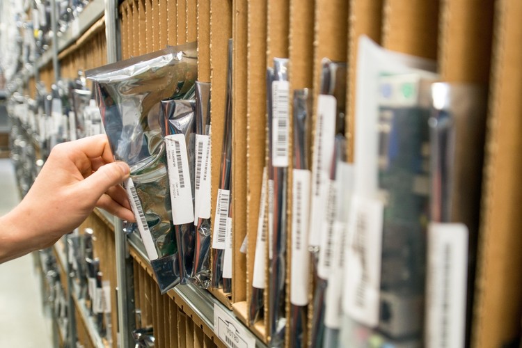 We wrocławskim centrum Asplex realizowane są naprawy gwarancyjne i pogwarancyjne. 


 <br><br>fot. (ukit) PAP/Maciej Kulczyński