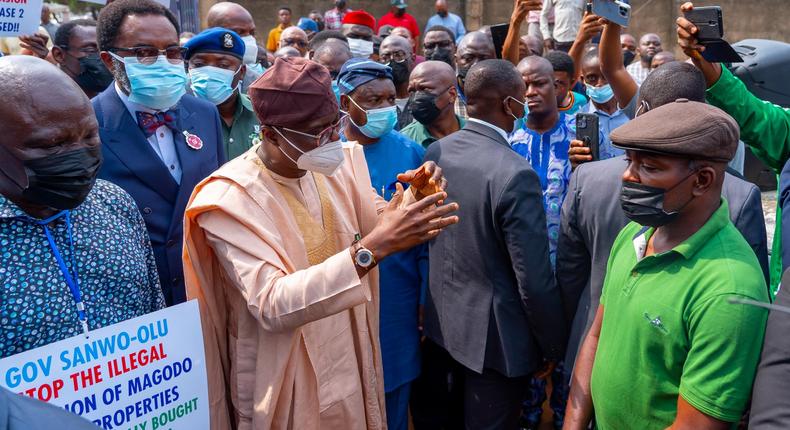 Governor Babajide Sanwo-Olu in a confrontation with a police team in Magodo Phase 2 [LASG]