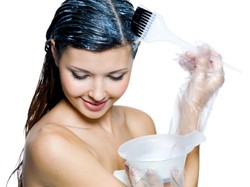 Co niedobrego dzieje się z włosami po farbowaniu i jak temu zapobiegać?