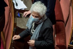 Incydenty na wiecach antyszczepionkowców. Ocalała z Zagłady 90-letnia senator zabrała głos