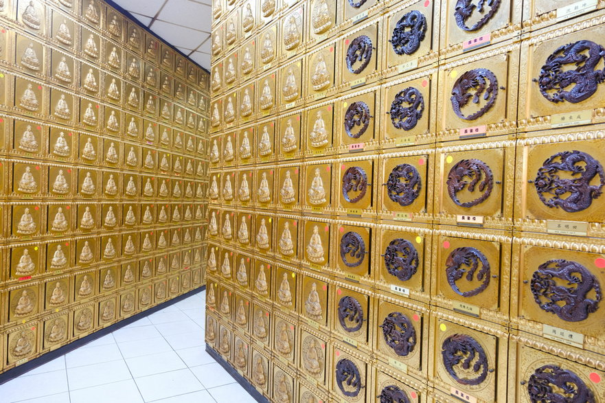 Tradycyjnie zdobione szuflady z urnami