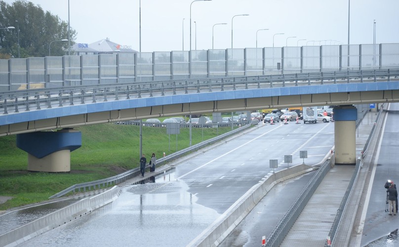 Deszcz zaskoczył kierowców