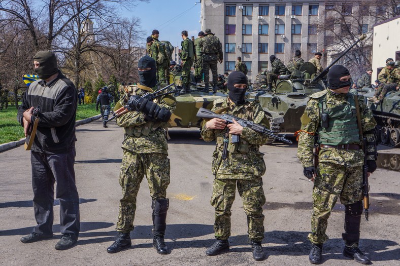 Prorosyjscy żołnierze stoją przed budynkiem administracyjnym w Słowiańsku, Ukraina, 16 kwietnia 2014 r.