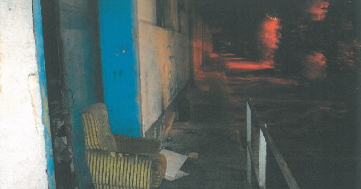 Horror a fővárosban: két társát gyújtotta fel egy hajléktalan egy elhagyott MÁV-épületben