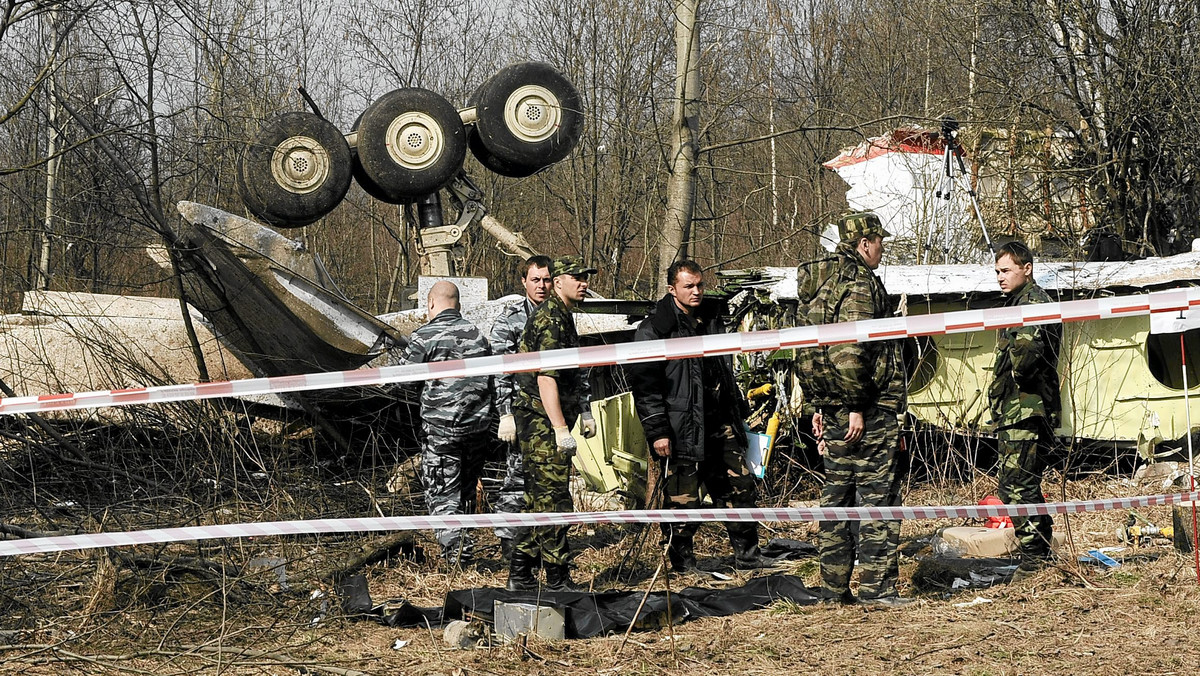 Na wraku prezydenckiego Tu-154M w Smoleńsku prokuratura znalazła ślady trotylu i nitrogliceryny - informuje dzisiejsza "Rzeczpospolita". Rzecznik rządu powiedział, że ta informacja "jest bulwersująca".