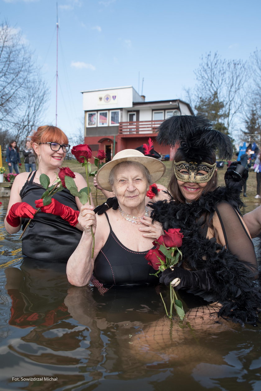 Pani Krysia uwielbia lodowate kąpiele