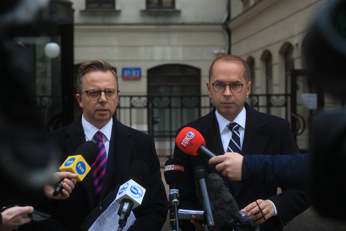 Posłowie Dariusz Joński oraz Michał Szczerba podczas kontroli poselskiej w Polskiej Agencji Rozwoju Przedsiębiorczości.