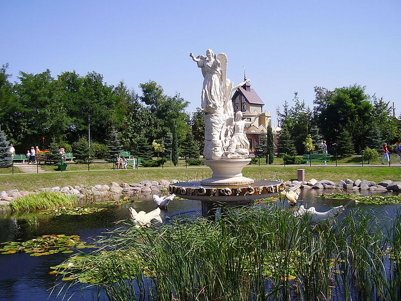 Fontanna anioła w parku licheńskim jest jednym z najnowszych atrakcji sanktuarium - domena publiczna