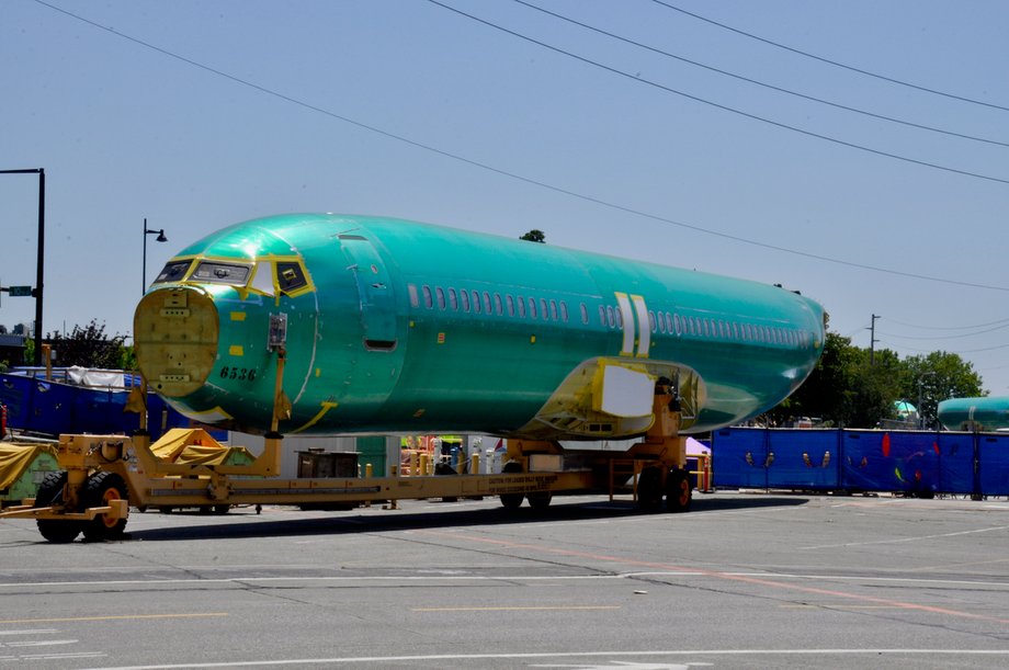 Kadłuby Boeingów 737 przywożone są do fabryki pociągami z Kansas. Transport trwa 8 dni.