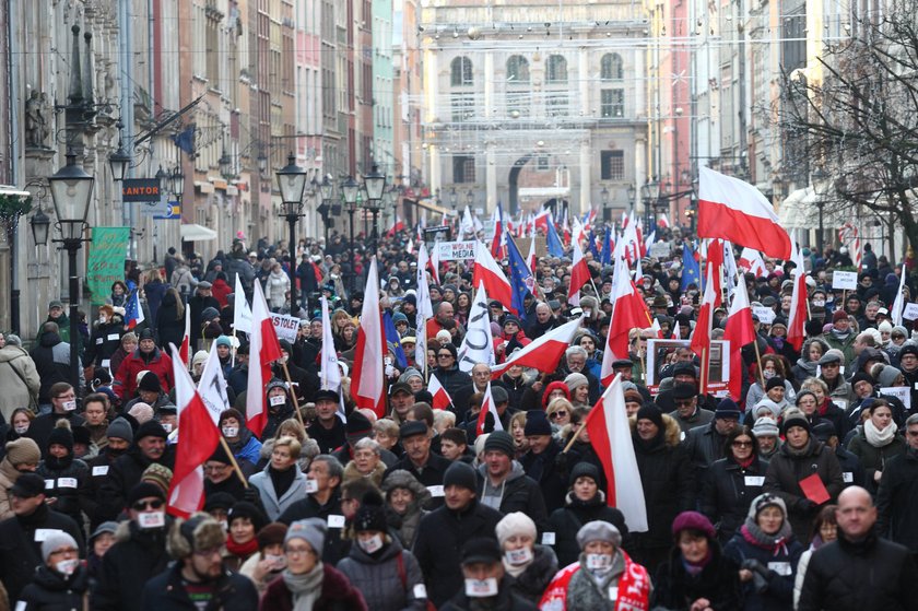 Ostre słowa na transparentach na manifestacji KOD