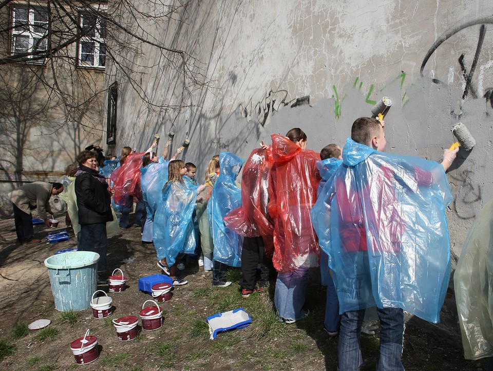 ŁÓDŹ KOLOROWA TOLERANCJA ZAMALOWYWANIE NAPISÓW NA MURACH