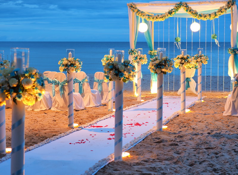 Niezmiennie w modzie są śluby plenerowe, zwłaszcza na plaży