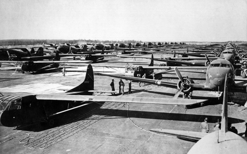 Alianckie szybowce oraz myśliwce C-46 i C-47 czekające na start (1945 r.)