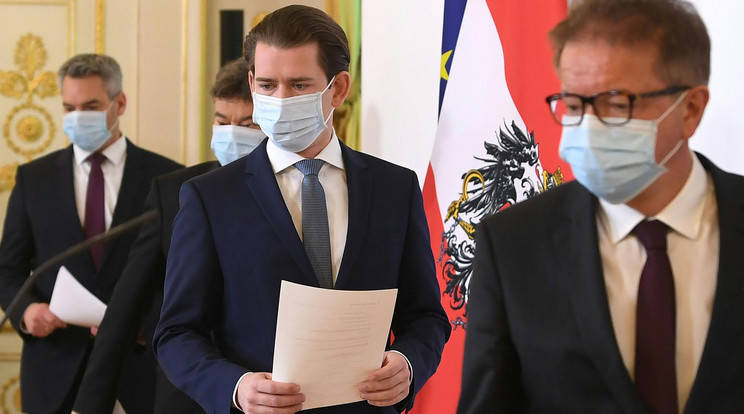 Karl Nehammer osztrák belügyminiszter, Werner Kogler alkancellár, Sebastian Kurz kancellár és Rudolf Anschober munkaügyi, szociális, egészségügyi és fogyasztóvédelmi miniszter (b-j) /MTI/EPA