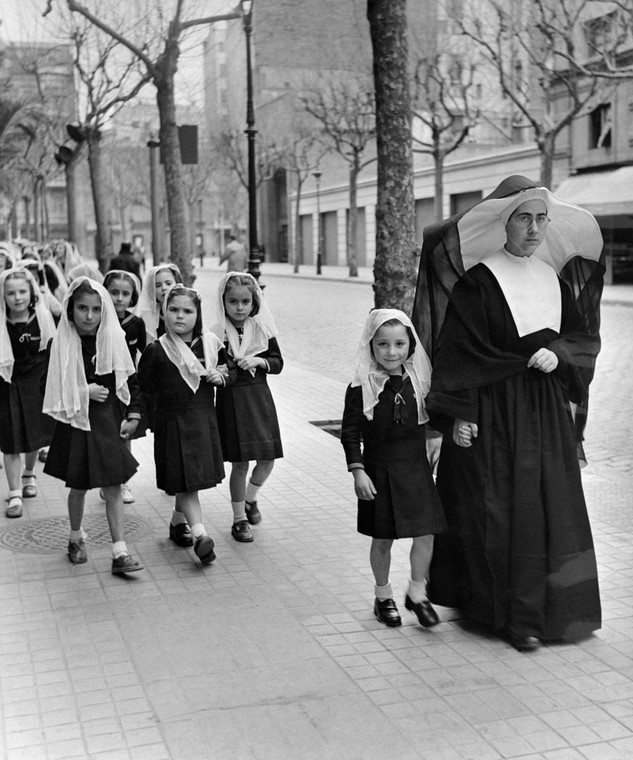 Zakonnica prowadzi dzieci do szkoły w Barcelonie, 1951 r. [zdjęcie ilustracyjne]