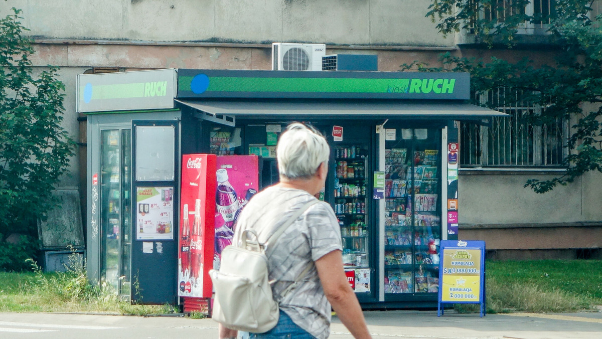 Jak się pracuje w kiosku z gazetami. "Wolę czytać harlekiny niż pędzić bimber"