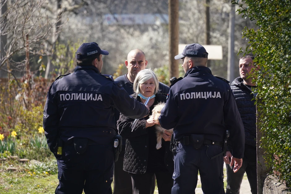 Policajci razgovaraju sa komšijama