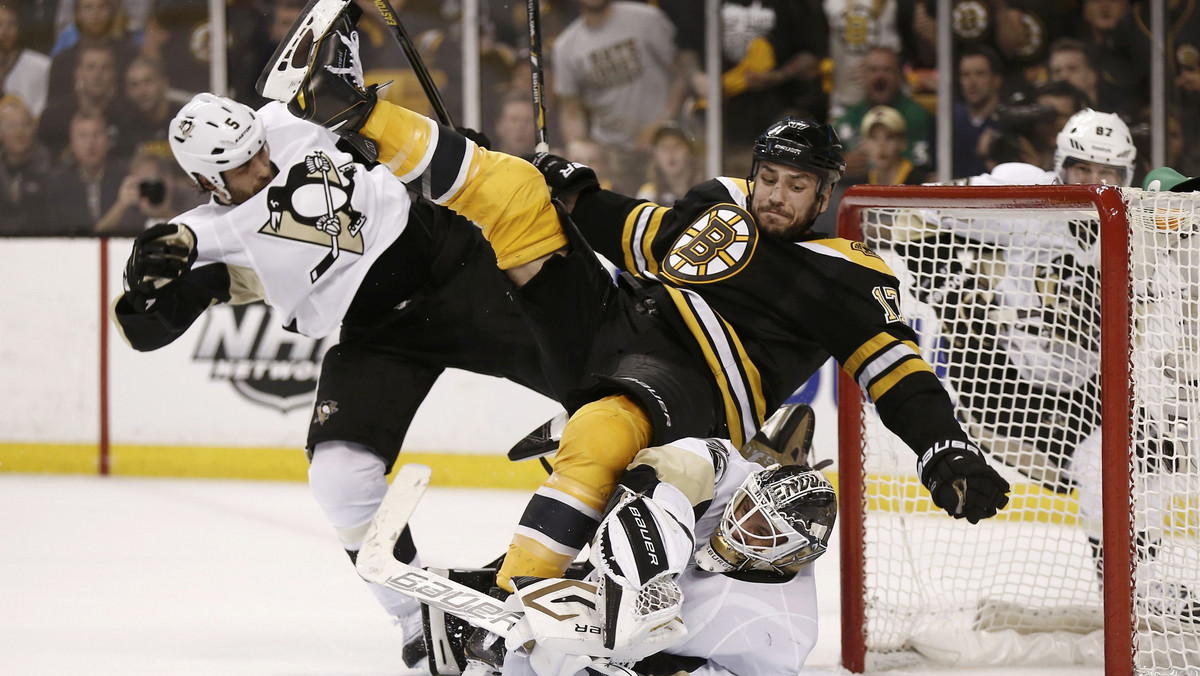 Boston Bruins trzeci raz z rzędu pokonali Pittsburgh Penguins. Tym razem Niedźwiadki wygrały z Pingwinami 2:1 kończąc mecz trafieniem w 36. minucie dodatkowego czasu gry. Boston potrzebuje jednego triumfu, by zameldować się w wielkim finale Pucharu Stanleya.