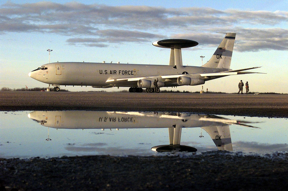 Amerykański samolot E-3 Sentry oczekuje na lot w ramach systemu AWACS