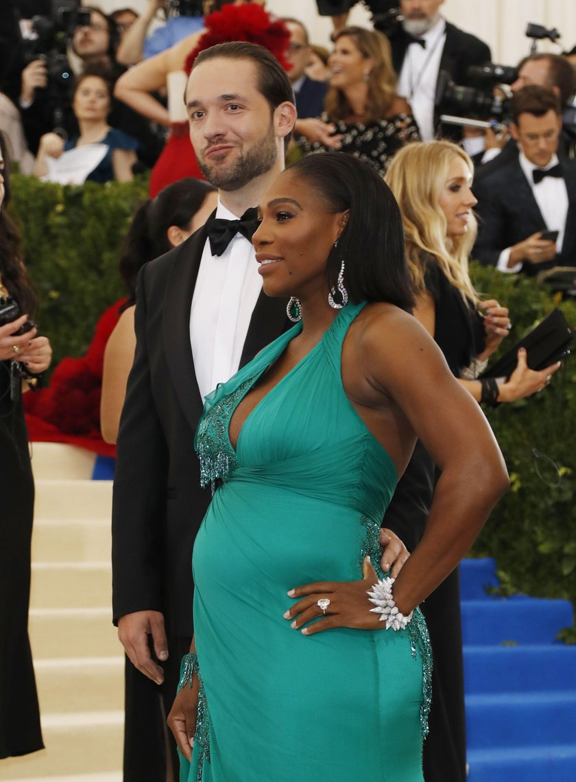 Serena Williams na gali MET. Pokazała brzuszek. Była z narzeczonym