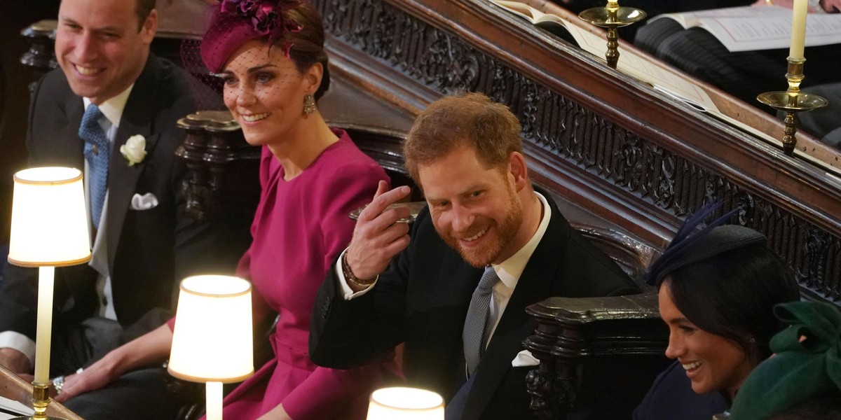 Meghan upomina Harry'ego na ślubie Eugenii. Wszystko się nagrało