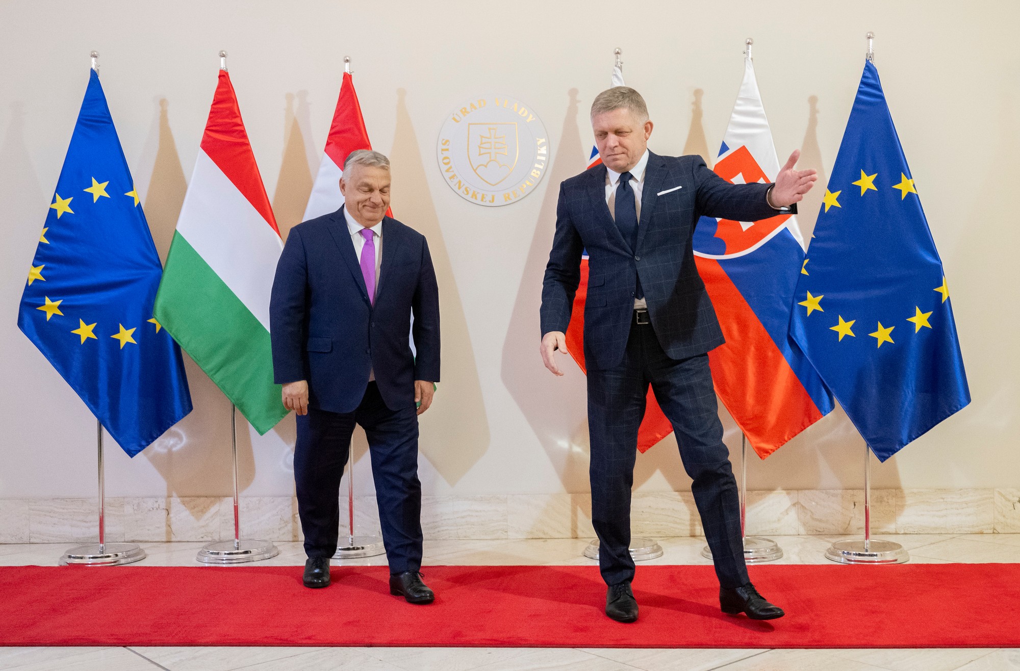 Zľava maďarský premiér Viktor Orbán a premiér SR Robert Fico (Smer-SD).