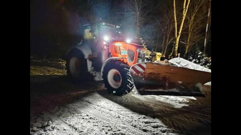 Pani Zofia zaczęła rodzić w domu, a karetka utknęła na zaśnieżonej drodze...