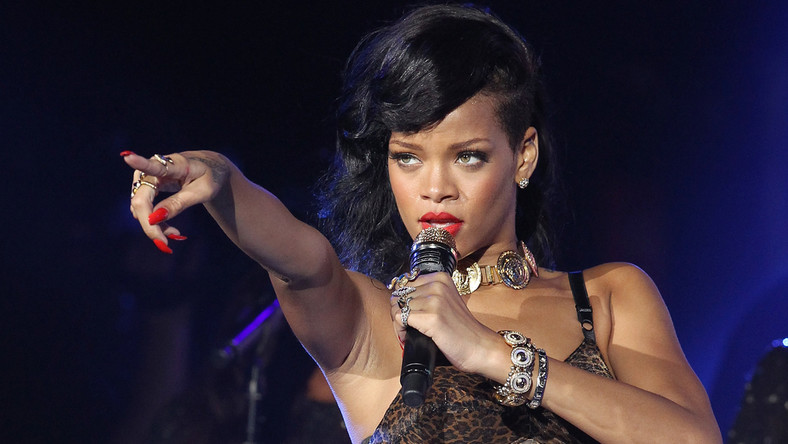 Piosenkarka rodem z Barbadosu spadła z czwartej pozycji i wyniku 48 milionów dolarów. Chociaż fani wciąż czekają na nowy album zatytułowany "Anti", to wokalistka nie próżnuje. Jest jurorką amerykańskiego programu "The Voice", a także ma grać w filmie Luca Bessona. Co więcej, w ubiegłym miesiącu ogłoszono, że Rihanna nawiąże wartą 25 milionów dolarów współpracę z Samsungiem – w zamian za promocję jej nowej płyty i zaangażowanie się firmy w trasę koncertową, gwiazda będzie promować serię Galaxy koreańskiego giganta.